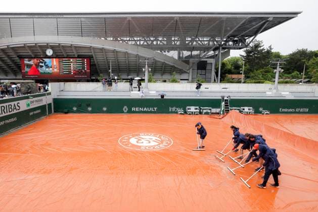 TENNIS - French Open 2024 PARIS,FRANCE,28.MAY.24 - TENNIS - WTA, Tennis Damen Tour, French Open, Roland Garros, Grand Slam. Image shows workers.  GEPAxpictures xPatrickxSteiner