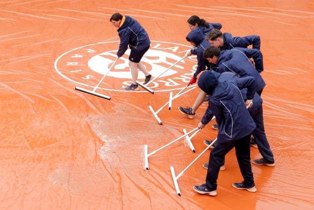 TENNIS - French Open 2024 PARIS,FRANCE,28.MAY.24 - TENNIS - WTA, Tennis Damen Tour, French Open, Roland Garros, Grand Slam. Image shows workers.  GEPAxpictures xPatrickxSteiner