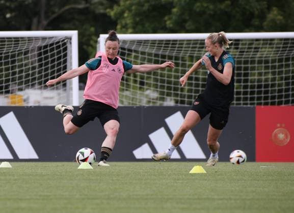 28 05 2024, xgrfx, Football DFB Media Dates, DFB Womens National Team Training emspor, v l Marina Hegering, Lea Schüller Deutsche Frauennationalmannschaft DFL DFB REGULATIONS PROHIBIT ANY USE OF PHOTOGRAPHS as IMAGE SEQUENCES and or QUASI VIDEO Frankfurt am Main