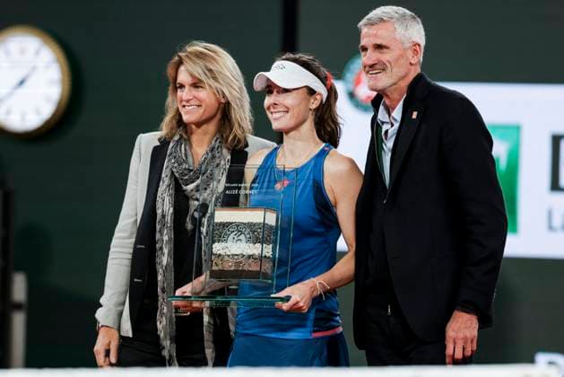 TENNIS - French Open 2024 PARIS,FRANCE,28.MAY.24 - TENNIS - WTA, Tennis Damen Tour, French Open, Roland Garros, Grand Slam. Image shows tournament director Amelie Mauresmo (French Open), Alize Cornet (FRA) and president Gilles Moretton (FFT).  GEPAxpictures xPatrickxSteiner