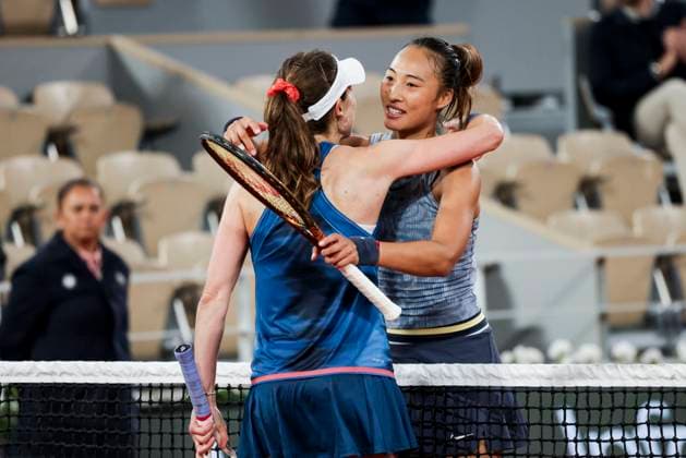 TENNIS - French Open 2024 PARIS,FRANCE,28.MAY.24 - TENNIS - WTA, Tennis Damen Tour, French Open, Roland Garros, Grand Slam. Image shows Alize Cornet (FRA) and Qinwen Zheng (CHN).  GEPAxpictures xPatrickxSteiner