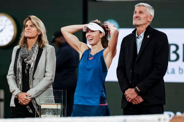 TENNIS - French Open 2024 PARIS,FRANCE,28.MAY.24 - TENNIS - WTA, Tennis Damen Tour, French Open, Roland Garros, Grand Slam. Image shows tournament director Amelie Mauresmo (French Open), Alize Cornet (FRA) and president Gilles Moretton (FFT).  GEPAxpictures xPatrickxSteiner