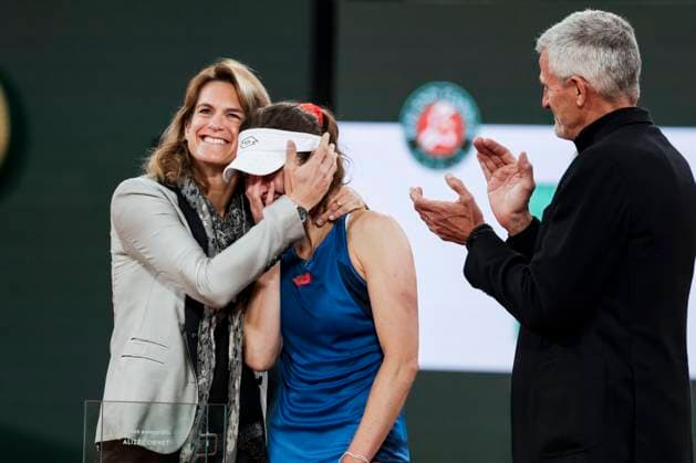 TENNIS - French Open 2024 PARIS,FRANCE,28.MAY.24 - TENNIS - WTA, Tennis Damen Tour, French Open, Roland Garros, Grand Slam. Image shows tournament director Amelie Mauresmo (French Open), Alize Cornet (FRA) and president Gilles Moretton (FFT).  GEPAxpictures xPatrickxSteiner