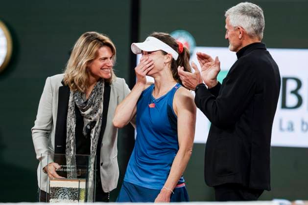 Sport Bilder des Tages TENNIS - French Open 2024 PARIS,FRANCE,28.MAY.24 - TENNIS - WTA, Tennis Damen Tour, French Open, Roland Garros, Grand Slam. Image shows tournament director Amelie Mauresmo (French Open), Alize Cornet (FRA) and president Gilles Moretton (FFT).  GEPAxpictures xPatrickxSteiner