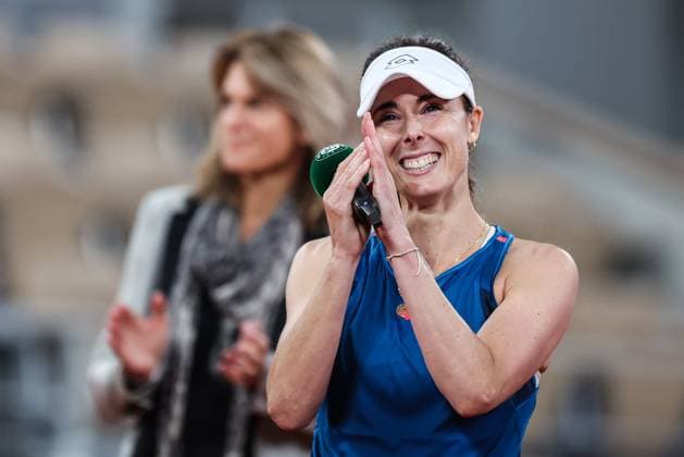 Sport Bilder des Tages 2024 French Open - Day 3 Alize Cornet is reacting during a ceremony for her last tournament of her professional career alongside tournament director Amelie Mauresmo. The ceremony is being held after her loss against Zheng Qinwen in the Women s Singles first-round match on Day Three of the 2024 French Open at Roland Garros on May 28, 2024, in Paris, France Paris France  Copyright: xIbrahimxEzzatx originalFilename:ezzat-notitle240528_npdVe.jpg