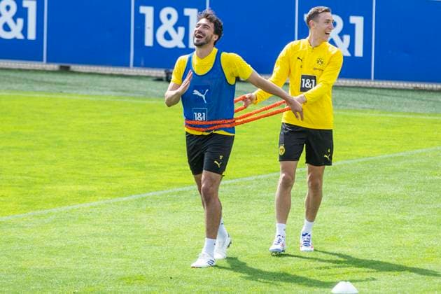 Training Borussia Dortmund, 28 05 2024 Mats Hummels Borussia Dortmund, 15 and Nico Schlotterbeck Borussia Dortmund, 4 laugh Training session of Borussia Dortmund on 28 05 2024 before the UEFA Champions League final against Real Madrid, training ground Hohenbuschei, Dortmund DFL regulations prohibit any use of photographs as image sequences and or quasi video Copyright: xBEAUTIFULxSPORTS Meuselx