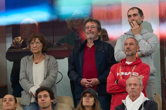AlizÃ Cornet annonce la fin de sa carriere apres avoir Ã tÃ battue au premier tour des Internationaux de France de tennis de Roland Garros 2024 Ã Paris Patricia Cornet (mere d AlizÃ Cornet), Caroline Garcia, son compagnon Borja Duran, Francis Cornet (pere d AlizÃ Cornet) et SÃ bastien Cornet (frere d AlizÃ Cornet) - La joueuse de tennis francaise AlizÃ Cornet annonce la fin de sa carriere apres avoir Ã tÃ battue au premier tour des Internationaux de France de tennis de Roland Garros 2024 Ã Paris, France, le 28 mai 2024. Jacovides-Moreau Bestimage French tennis player AlizÃ Cornet announces the end of her career after being defeated in the first round of the 2024 Roland Garros French Open tennis tournament in Paris, France, on May 28, 2024. Paris France  Copyright: xJACOVIDES-MOREAUx xBESTIMAGExJACOVIDES-MOREAUx xBESTIMAGEx