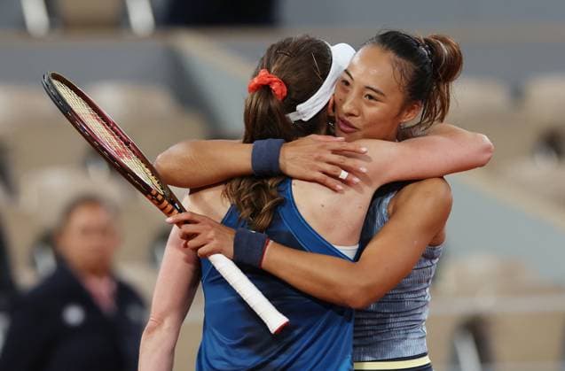 (240528) -- PARIS, May 28, 2024 -- Zheng Qinwen (R) of China hugs Alize Cornet of France after their women s singles first round match at the French tennis tournament at Roland Garros in Paris, France, on May 28, 2024. ) (SP)FRANCE-PARIS-TENNIS-FRENCH OPEN-WOMEN S SINGLES GaoxJing 
