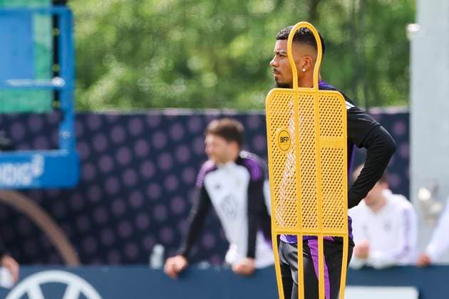 Benjamin Henrichs watches, public training day 2, training camp of the German national team, Ernst Abbe Sportfeld, 28 05 2024, Jena, Germany