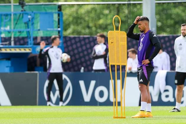 Benjamin Henrichs looks disappointed, public training day 2, training camp of the German national team, Ernst Abbe Sportfeld, 28 05 2024, Jena, Germany