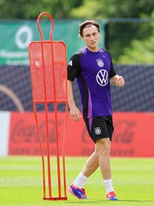 Rocco Reitz watches, public training day 2, training camp of the German national team, Ernst Abbe Sportfeld, 28 05 2024, Jena, Germany