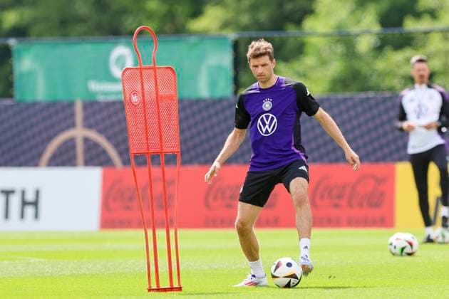 Thomas Mueller controls the ball, public training day 2, training camp of the German national team, Ernst Abbe Sportfeld, 28 05 2024, Jena, Germany