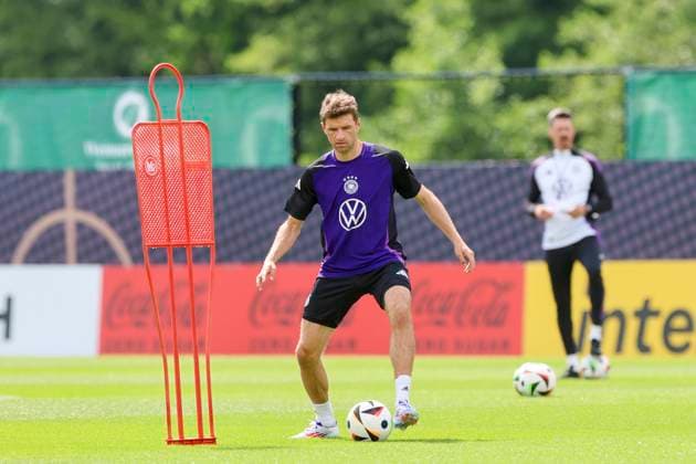 Thomas Mueller controls the ball, public training day 2, training camp of the German national team, Ernst Abbe Sportfeld, 28 05 2024, Jena, Germany