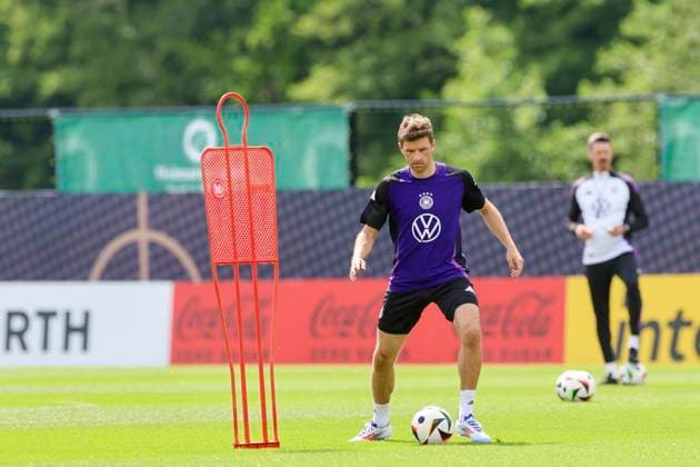 Thomas Mueller controls the ball, public training day 2, training camp of the German national team, Ernst Abbe Sportfeld, 28 05 2024, Jena, Germany