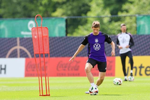 Thomas Mueller controls the ball, public training day 2, training camp of the German national team, Ernst Abbe Sportfeld, 28 05 2024, Jena, Germany