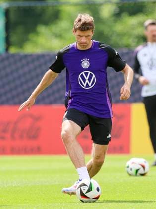 Thomas Mueller controls the ball, public training day 2, training camp of the German national team, Ernst Abbe Sportfeld, 28 05 2024, Jena, Germany