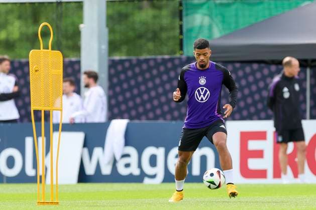 Benjamin Henrichs controls the ball, public training day 2, training camp of the German national team, Ernst Abbe Sportfeld, 28 05 2024, Jena, Germany