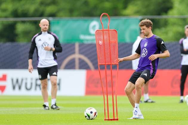 Thomas Mueller controls the ball, public training day 2, training camp of the German national team, Ernst Abbe Sportfeld, 28 05 2024, Jena, Germany