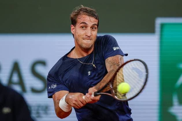 28 05 2024 Tennis, French Open 2024 Roland Garros, FRA, Court Philippe Chatrier FIRST ROUND Felipe Meligeni Alves Brazil Casper Ruud Norway Picture from left Meligeni Alves Brazil plays a backhand Copyright: HMBxMedia AntonioxBorga
