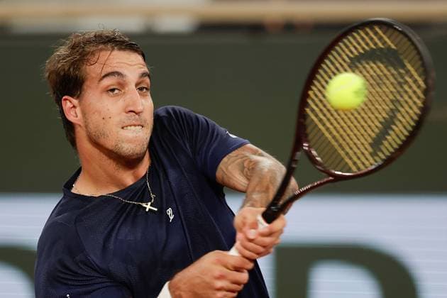 28 05 2024 Tennis, French Open 2024 Roland Garros, FRA, Court Philippe Chatrier FIRST ROUND Felipe Meligeni Alves Brazil Casper Ruud Norway Picture from left Meligeni Alves Brazil plays a backhand Copyright: HMBxMedia AntonioxBorga