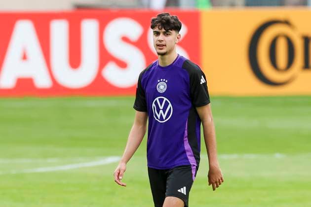 Aleksandar Pavlovic watches, public training day 1, training camp of the German national team, Ernst Abbe Sportfeld, 27 05 2024, Jena, Germany