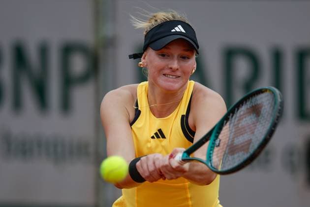 28 05 2024 Tennis, French Open 2024 Roland Garros, FRA, Women™s Singles Court 13 FIRST ROUND Ashlyn Krueger USA Tamara Korpatsch GER Picture from left Ashlyn Krueger USA plays a backhand Copyright: HMBxMedia AntonioxBorga