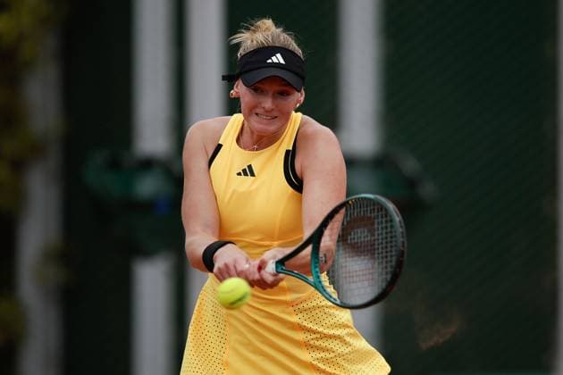 28 05 2024 Tennis, French Open 2024 Roland Garros, FRA, Women™s Singles Court 13 FIRST ROUND Ashlyn Krueger USA Tamara Korpatsch GER Picture from left Ashlyn Krueger USA plays a backhand Copyright: HMBxMedia AntonioxBorga