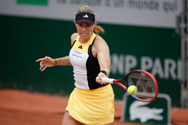 28 05 2024 Tennis, French Open 2024 Roland Garros, FRA, Women™s Singles Court 2 FIRST ROUND Arantxa Rus NL Angelique Kerber GER Picture from left Angelique Kerber GER plays a forehand Copyright: HMBxMedia AntonioxBorga