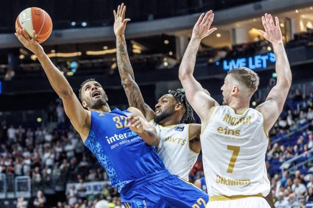 28 05 2024, Berlin, Basketball, 1 Bundesliga, easyCredit BBL, Playoffs, Semi-finals, Game 1, Uber Arena ALBA BERLIN NINERS Chemnitz ALBAs Johannes Thiemann l r fights for the ball against Jeff Garrett and Jonas Richter from Niners Chemnitz ALBA BERLIN NINERS Chemnitz