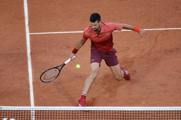 28 05 2024 Tennis, French Open 2024 Roland Garros, FRA, Men™s Singles Court Philippe Chatrier FIRST ROUND Novak Djokovic Serbia Pierre Hugues Herbert France Picture from left Novak Djokovic Serbia plays a forehand Copyright: HMBxMedia AntonioxBorga