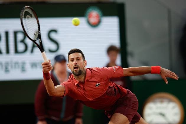 28 05 2024 Tennis, French Open 2024 Roland Garros, FRA, Men™s Singles Court Philippe Chatrier FIRST ROUND Novak Djokovic Serbia Pierre Hugues Herbert France Picture from left Novak Djokovic Serbia plays a forehand Copyright: HMBxMedia AntonioxBorga