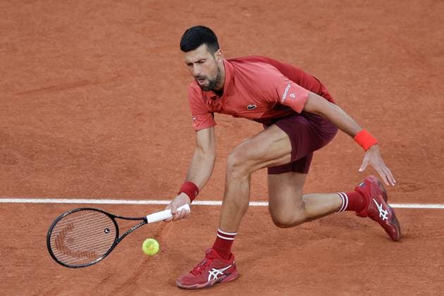 28 05 2024 Tennis, French Open 2024 Roland Garros, FRA, Men™s Singles Court Philippe Chatrier FIRST ROUND Novak Djokovic Serbia Pierre Hugues Herbert France Picture from left Novak Djokovic Serbia plays a forehand Copyright: HMBxMedia AntonioxBorga
