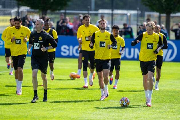 Training Borussia Dortmund, 28 05 2024 The Dortmund team warms up Training session of Borussia Dortmund on 28 05 2024 before the UEFA Champions League final against Real Madrid, training ground Hohenbuschei, Dortmund DFL regulations prohibit any use of photographs as image sequences and or quasi video Copyright: xBEAUTIFULxSPORTS Meuselx