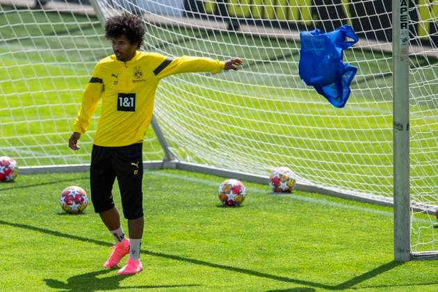 Training Borussia Dortmund, 28 05 2024 Karim Adeyemi Borussia Dortmund, 27 throws away his shirt Training session of Borussia Dortmund on 28 05 2024 before the UEFA Champions League final against Real Madrid, training ground Hohenbuschei, Dortmund DFL regulations prohibit any use of photographs as image sequences and or quasi video Copyright: xBEAUTIFULxSPORTS Meuselx