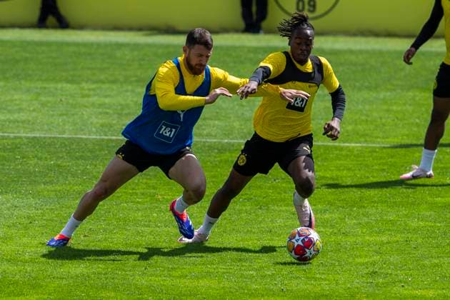 Training Borussia Dortmund, 28 05 2024 Salih Özcan Borussia Dortmund, 6 in duel with Jamie Bynoe Gittens Borussia Dortmund, 43 Training session of Borussia Dortmund on 28 05 2024 before the UEFA Champions League final against Real Madrid, training ground Hohenbuschei, Dortmund DFL regulations prohibit any use of photographs as image sequences and or quasi video Copyright: xBEAUTIFULxSPORTS Meuselx