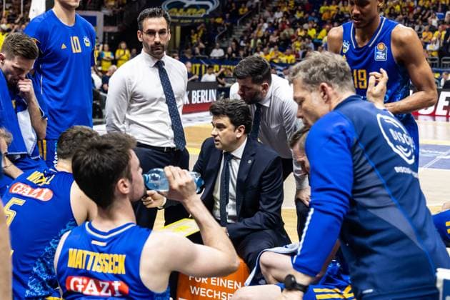 easyCredit Basketball Bundesliga, BBL, Season 2023 2024, Men, Playoffs, Semifinals, Game 1, 28 05 2024, Alba Berlin Niners Chemnitz, Israel Gonzalez Head Coach , Alba Berlin talks to its players Copyright Alexander Trienitz