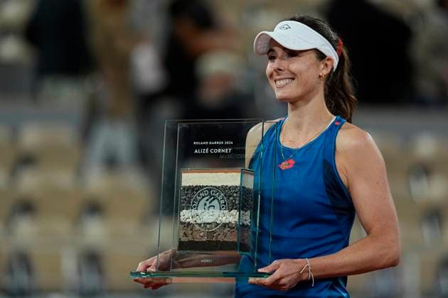Tennis, French Open, Tag 3 PARIS, FRANCE - Alize Cornet poses during her retirement ceremony after the 1st round of Roland Garros 2024 match between Zheng Qinwen vs Alize Cornet at Roland Garros Stadium on May 28, 2024 in Paris, France. (Photo by Glenn Gervot Icon Sportswire) TENNIS: MAY 28 Roland-Garros EDITORIAL USE ONLY Icon20240528619120241