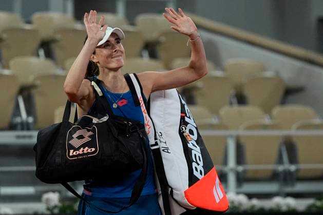 Tennis, French Open, Tag 3 PARIS, FRANCE - Alize Cornet waves at the crowd at her retirement ceremony after the 1st round of Roland Garros 2024 match between Zheng Qinwen vs Alize Cornet at Roland Garros Stadium on May 28, 2024 in Paris, France. (Photo by Glenn Gervot Icon Sportswire) TENNIS: MAY 28 Roland-Garros EDITORIAL USE ONLY Icon20240528620820241