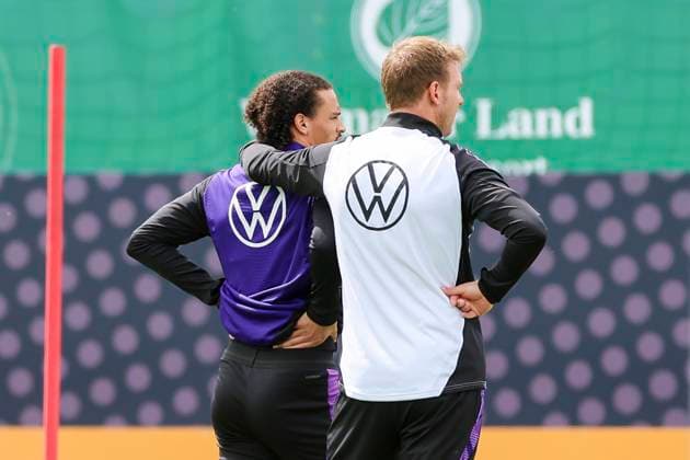 Leroy Sane and national coach Julian Nagelsmann talk, training day 3, training camp of the German national team, Spa and GolfResort Weimarer Land, 29 05 2024, Blankenhain, Germany