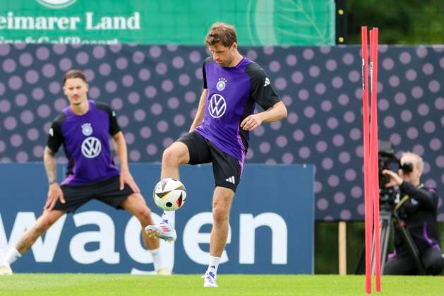 Thomas Mueller controls the ball, training day 3, training camp of the German national team, Spa and GolfResort Weimarer Land, 29 05 2024, Blankenhain, Germany