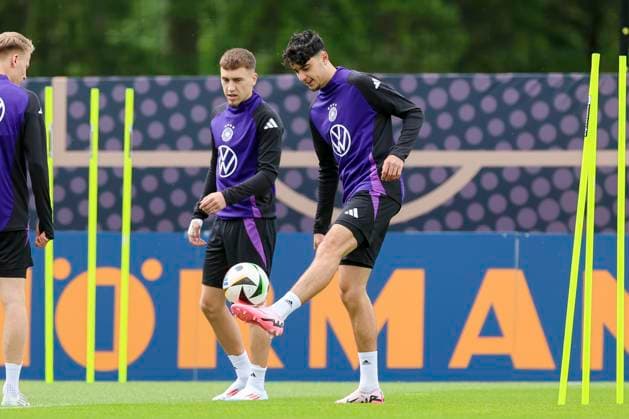 Aleksandar Pavlovic controls the ball, training day 3, training camp of the German national team, Spa and GolfResort Weimarer Land, 29 05 2024, Blankenhain, Germany