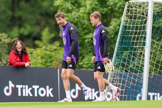 Thomas Mueller and Joshua Kimmich have fun, training day 3, training camp of the German national team, Spa and GolfResort Weimarer Land, 29 05 2024, Blankenhain, Germany