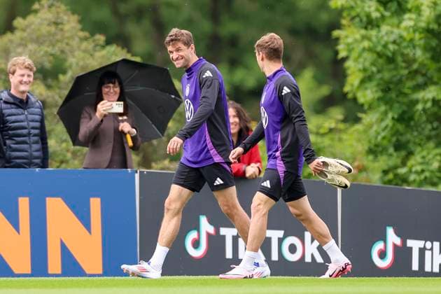 Thomas Mueller and Joshua Kimmich have fun, training day 3, training camp of the German national team, Spa and GolfResort Weimarer Land, 29 05 2024, Blankenhain, Germany