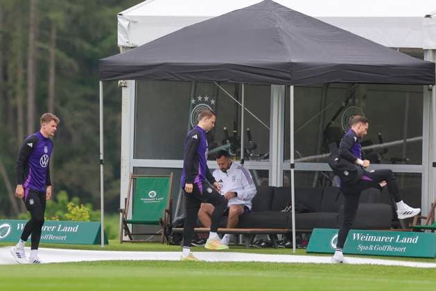 Goalkeeper Alexander Nuebel, goalkeeper Manuel Neuer and goalkeeper Oliver Baumann enter the fitness tent, training day 3, training camp of the German national team, Spa and GolfResort Weimarer Land, 29 05 2024, Blankenhain, Germany