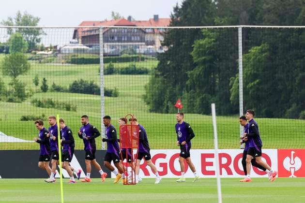 The German players warm up In the background you can see the Spa and GolfResort Weimarer Land, training day 3, training camp of the German national team, Spa and GolfResort Weimarer Land, 29 05 2024, Blankenhain, Germany