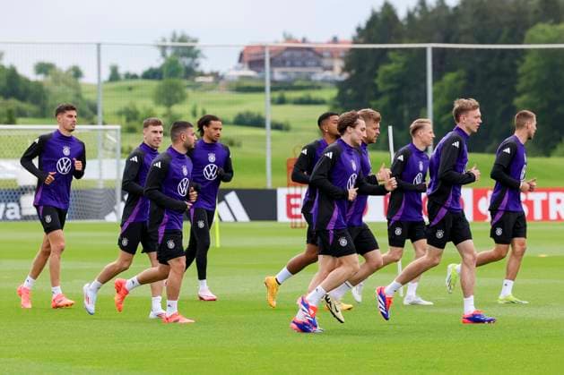 The German players warm up In the background you can see the Spa and GolfResort Weimarer Land, training day 3, training camp of the German national team, Spa and GolfResort Weimarer Land, 29 05 2024, Blankenhain, Germany
