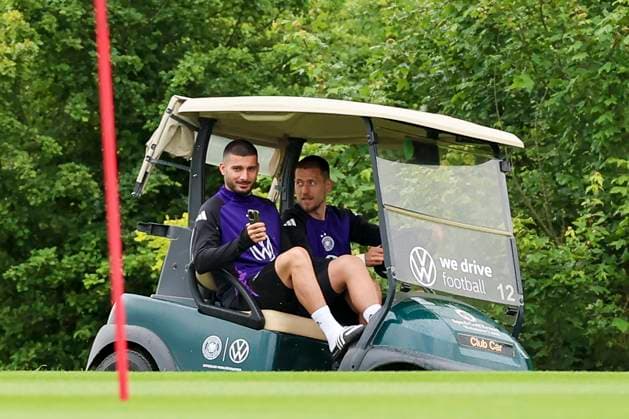 Deniz Undav is driven to the training course in a golf cart, training day 3, training camp of the German national team, Spa and GolfResort Weimarer Land, 29 05 2024, Blankenhain, Germany