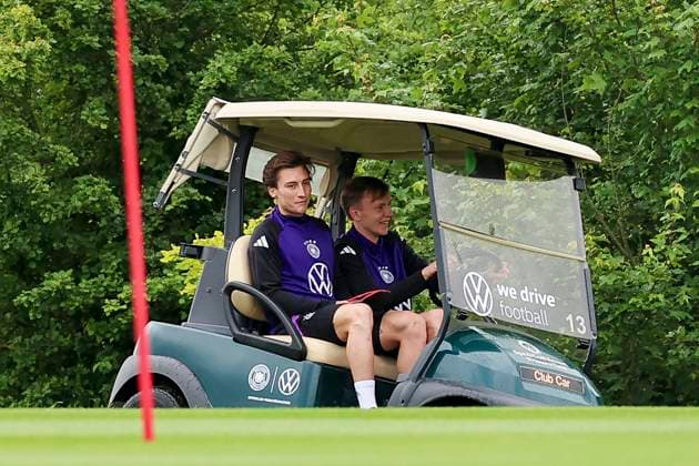 Rocco Reitz is driven to the training course in a golf cart, training day 3, training camp of the German national team, Spa and GolfResort Weimarer Land, 29 05 2024, Blankenhain, Germany
