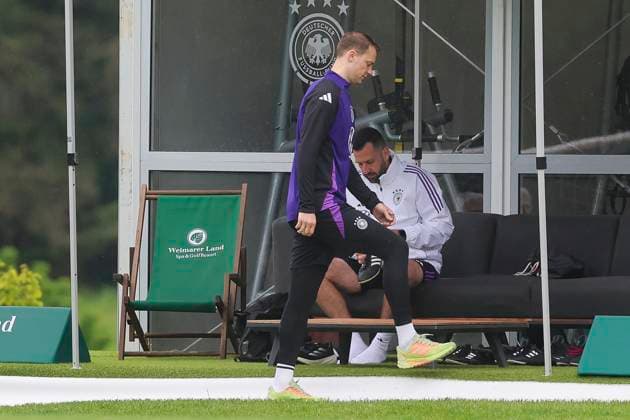 Goalkeeper Manuel Neuer enters the fitness tent, training day 3, training camp of the German national team, Spa and GolfResort Weimarer Land, 29 05 2024, Blankenhain, Germany