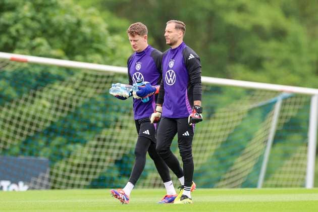 Goalkeeper Alexander Nuebel and goalkeeper Oliver Baumann talk, training day 3, training camp of the German national team, Spa and GolfResort Weimarer Land, 29 05 2024, Blankenhain, Germany